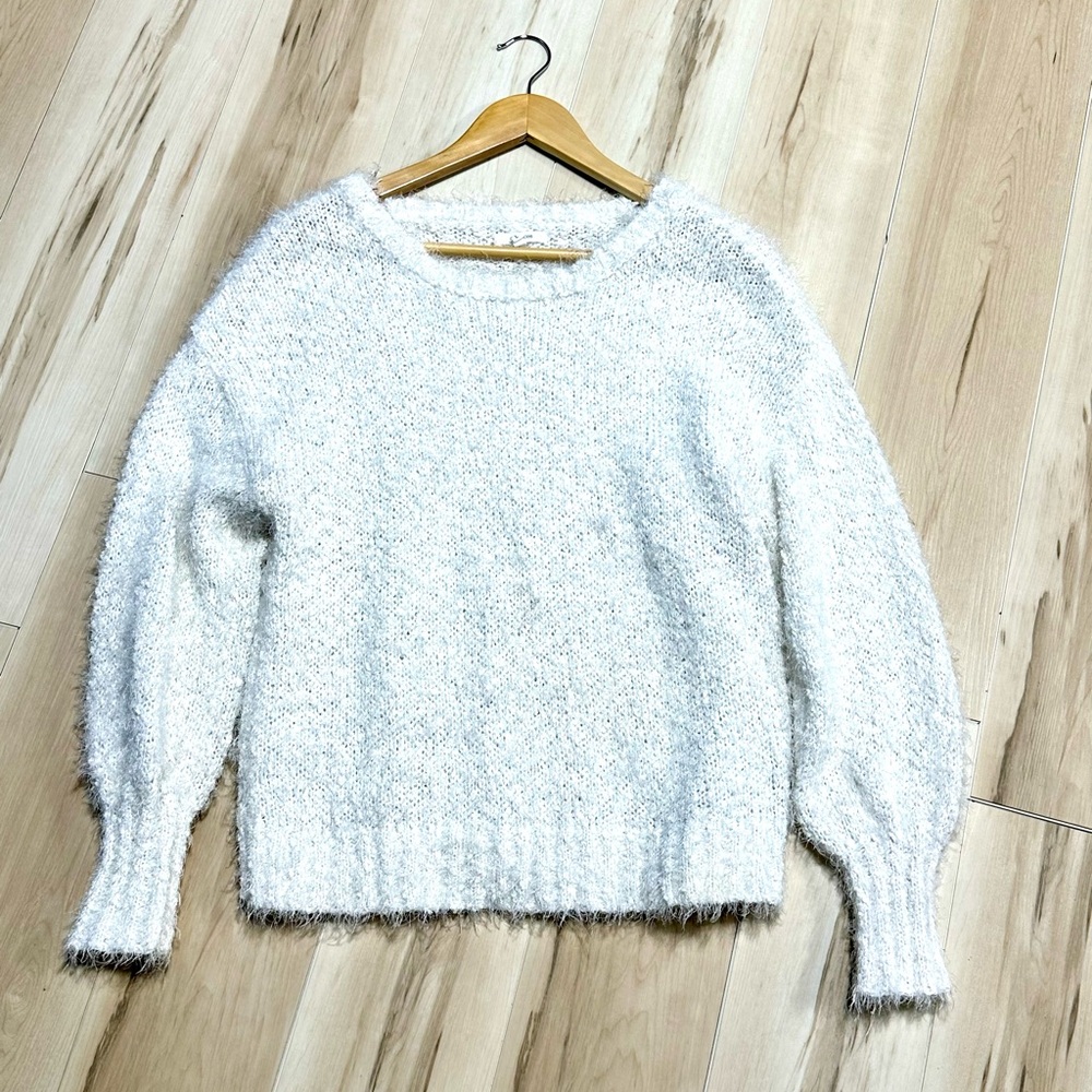 Cozy White Sweater size Large A124